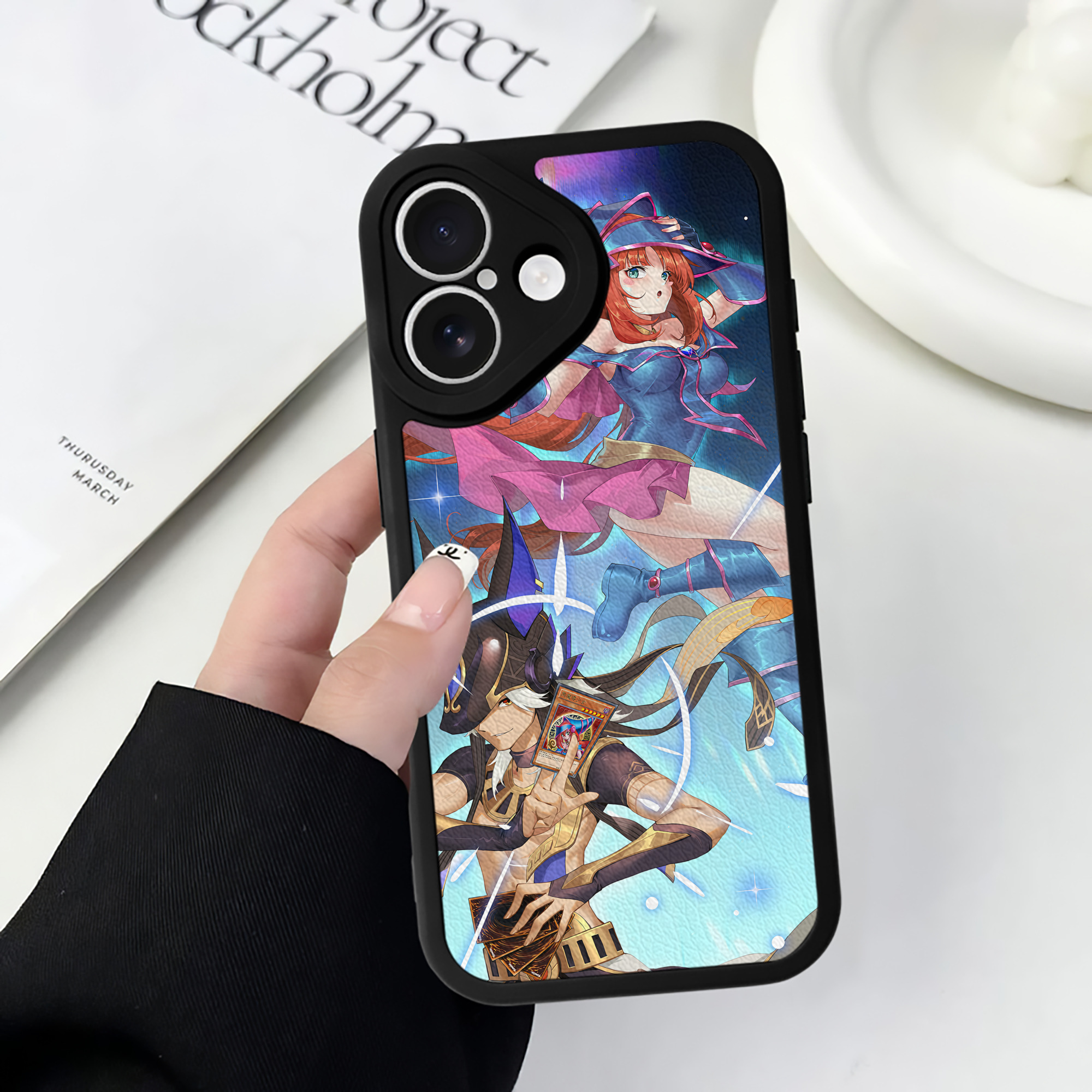 （画像用） 遊☆戯☆王 Yu-Gi-Oh! 【iPhone 16シリーズ対応】シリコンスマホケース（レザー調） 材質：シリコン